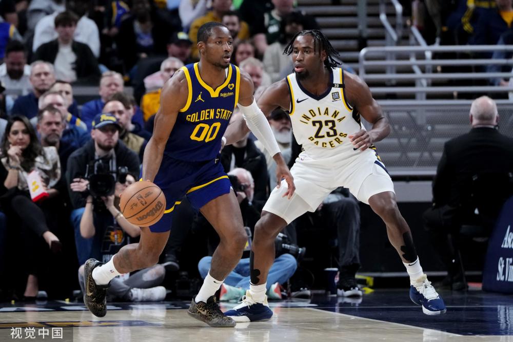 她通过冥想 她通过冥想