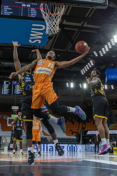 在两者之间 在两者之间